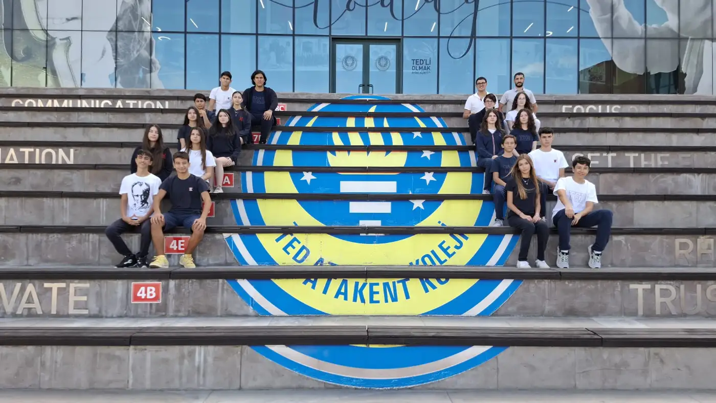 Flazia Robotics takımı okul amfisinde